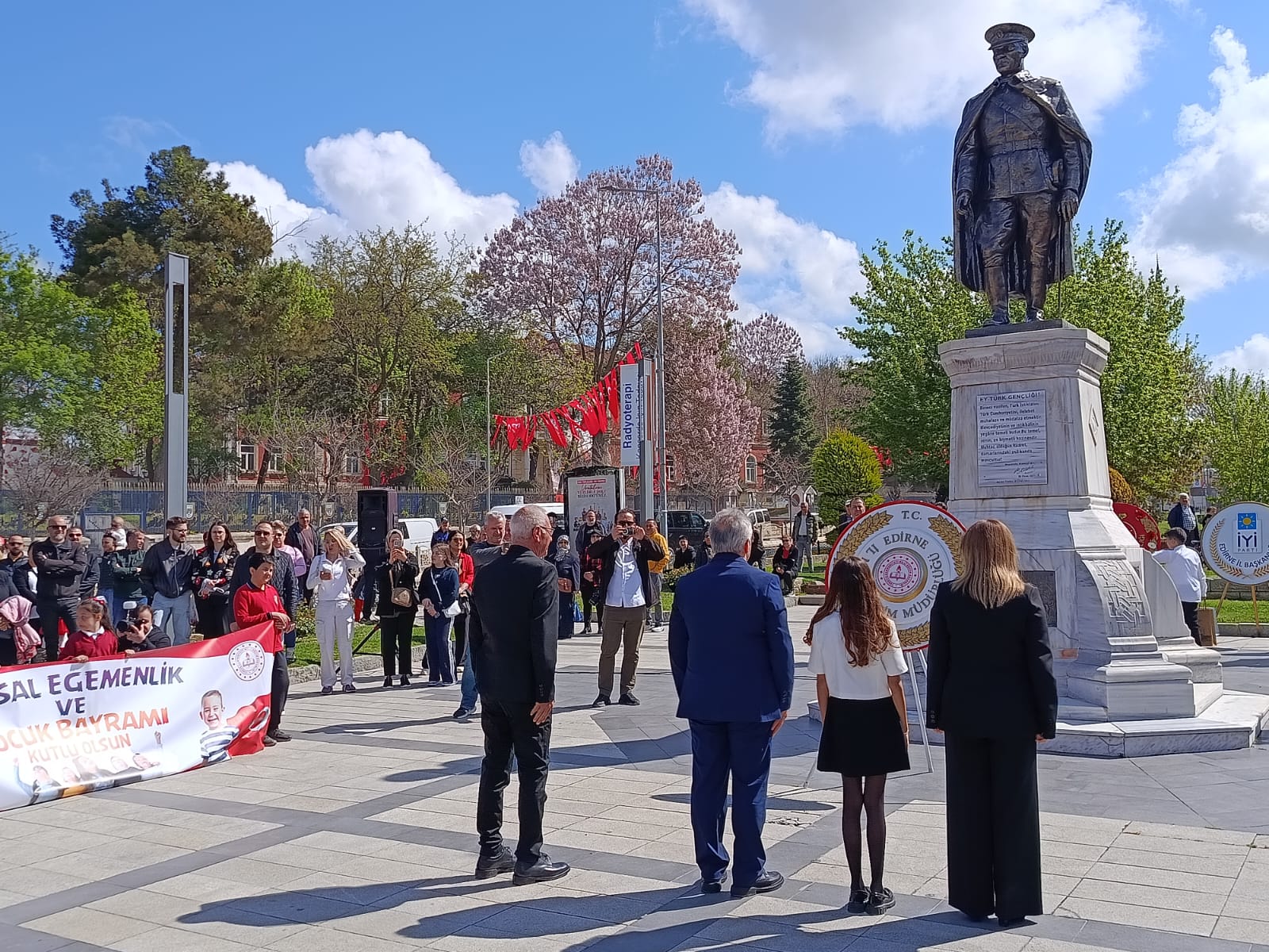 Edirne, 23 Nisan Ulusal Egemenlik ve Çocuk Bayramı’nı büyük bir heyecan ve geniş katılımlı bir törenle kutladı. Kentin kalbi olan Atatürk Anıtı’nda düzenlenen tören, miniklerin neşesi ve devlet erkanının katılımıyla renkli görüntülere sahne oldu.
